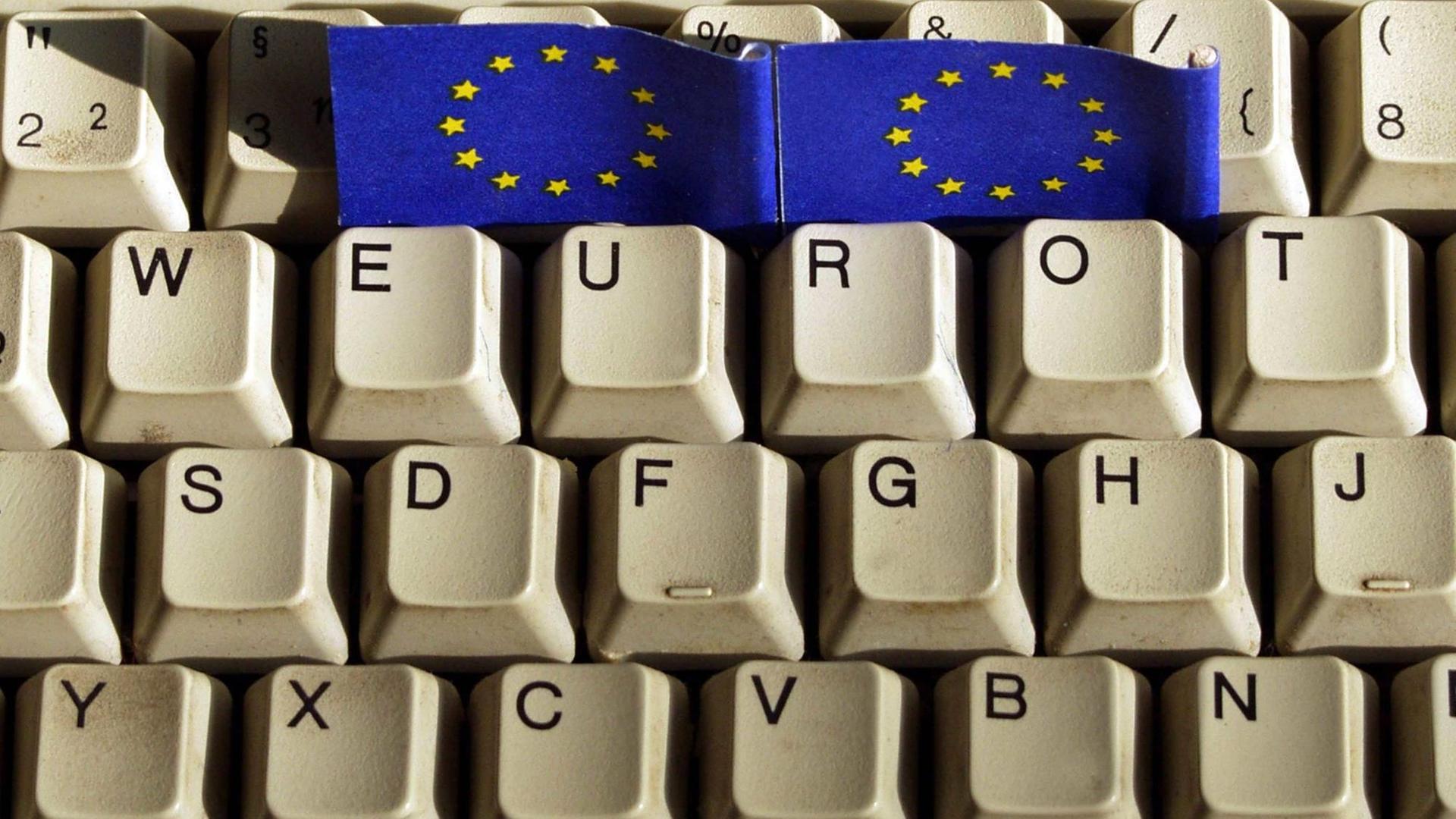 Eine Computer-Tastatur mit Europa-Flagge