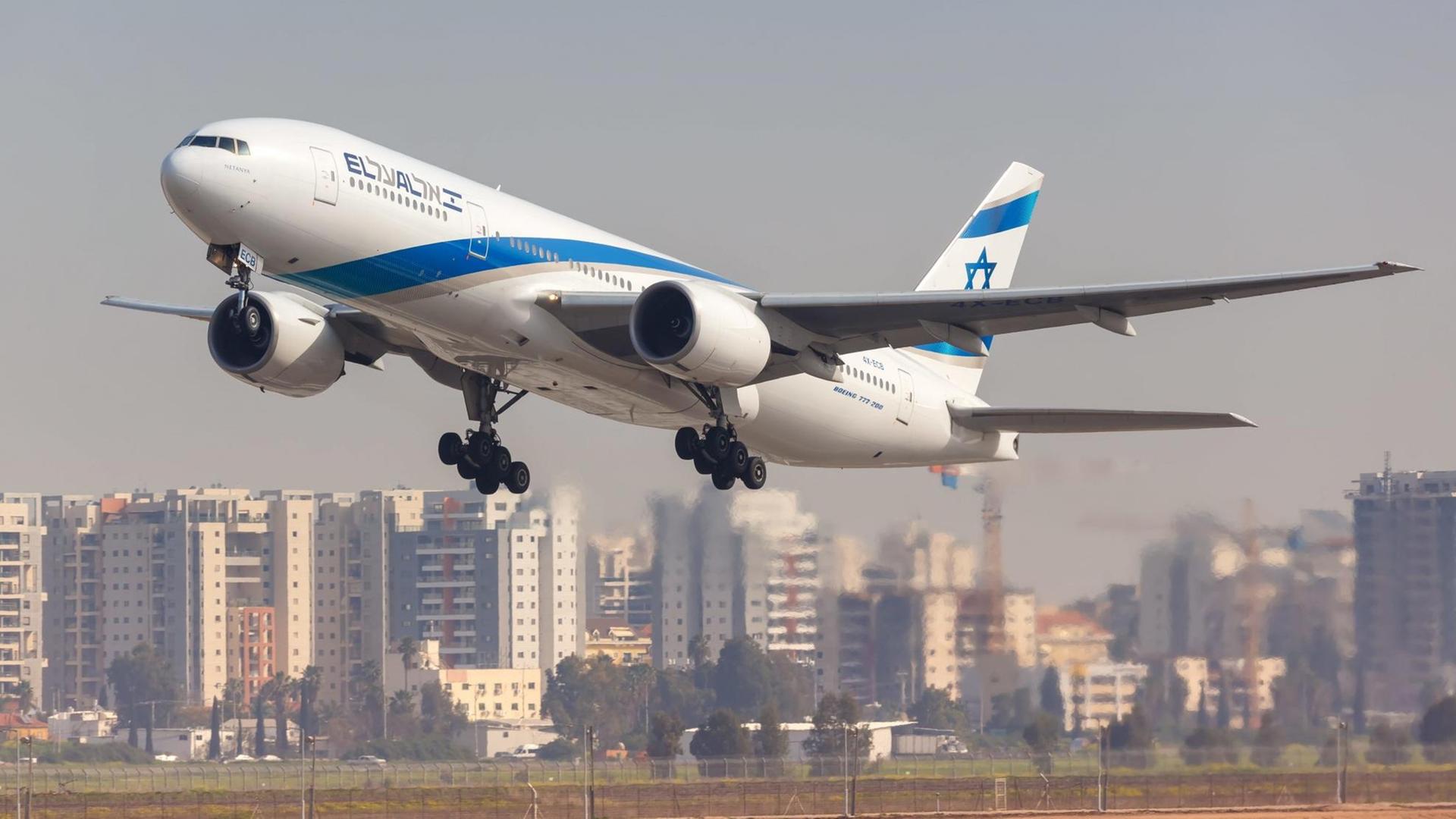 Eine Boeing der El Al Israel Airlines startet vom Flughafen Tel Aviv Ben Gurion. Eine Boeing der El Al Israel Airlines startet vom Flughafen Tel Aviv Ben Gurion.