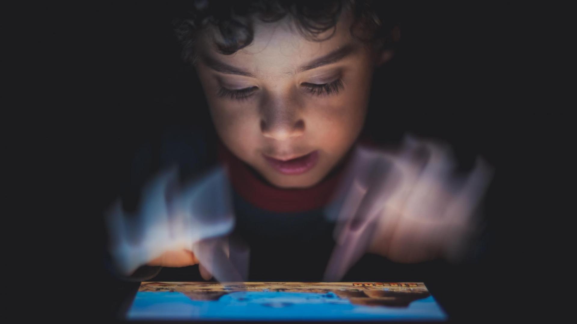 Ein Kind spielt ein Videospiel auf einem Tablet-Computer.