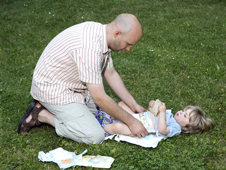 Ein Vater wickelt seinen zweijährigen Sohn Michel auf einer Wiese in Erfurt.