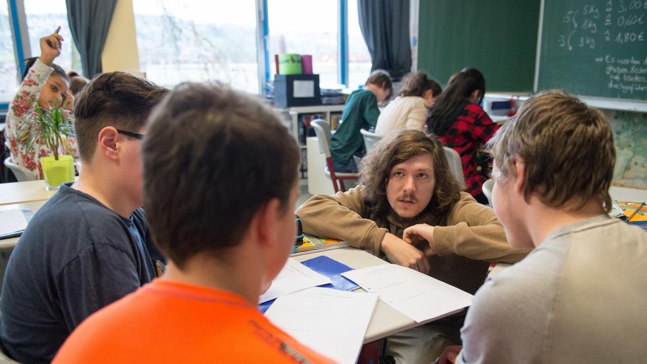 Schüler lernen in Partnerarbeit in einer Mathematikstunde in der 7. Klasse der Gemeinschaftsschule Seewiesenschule am 15.04.2016 in Esslingen (Baden-Württemberg)