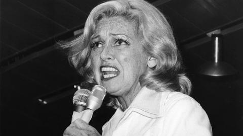 Die amerikanische Jazzsängerin Anita O'Day singt bei einem Auftritt