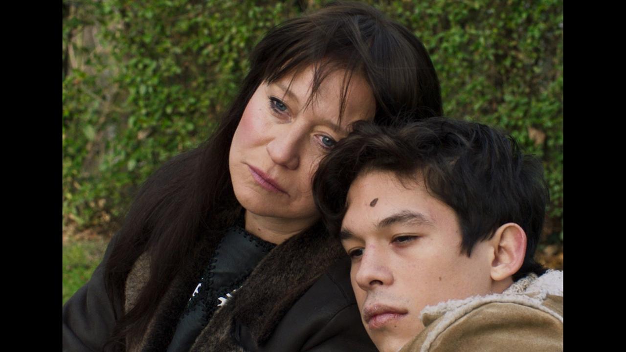 Filmstill: Nico (Trine Dyrholm) mit ihrem Sohn Ari (Sandor Funtek), der ihr weggenommen worden war.