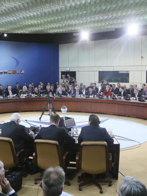 Die Teilnehmer des Außenminister-Treffens der NATO-Länder sitzen im NATO-Hauptquartier in Brüssel zusammen.