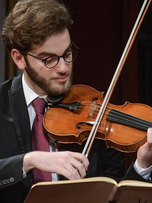 Emmanuel Tjeknavorian spielt die Geige bei einem Benefizkonzert im Februar 2019.