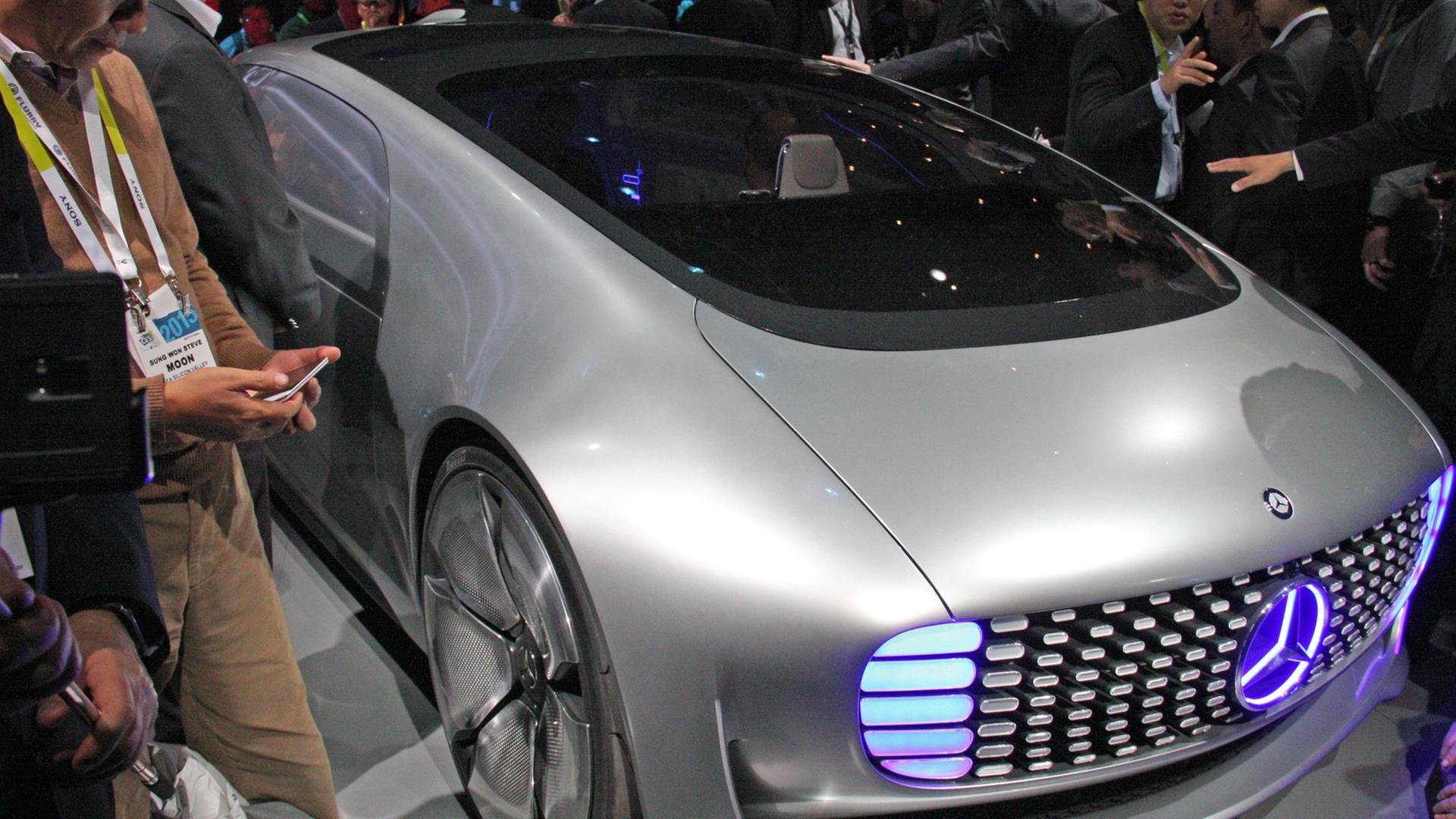 Ein selbstfahrendes Auto der Zukunft wird auf einer Technik-Messe präsentiert.
