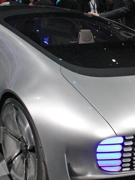 Der Autokonzern Daimler präsentiert auf der Technik-Messe CES in Las Vegas (USA) seine Vision für ein selbstfahrendes Auto der Zukunft. Das Fahrzeug mit der Bezeichnung F015 hat eine futuristische langgezogene Form und einen Innenraum mit drehbaren Vordersitzen.