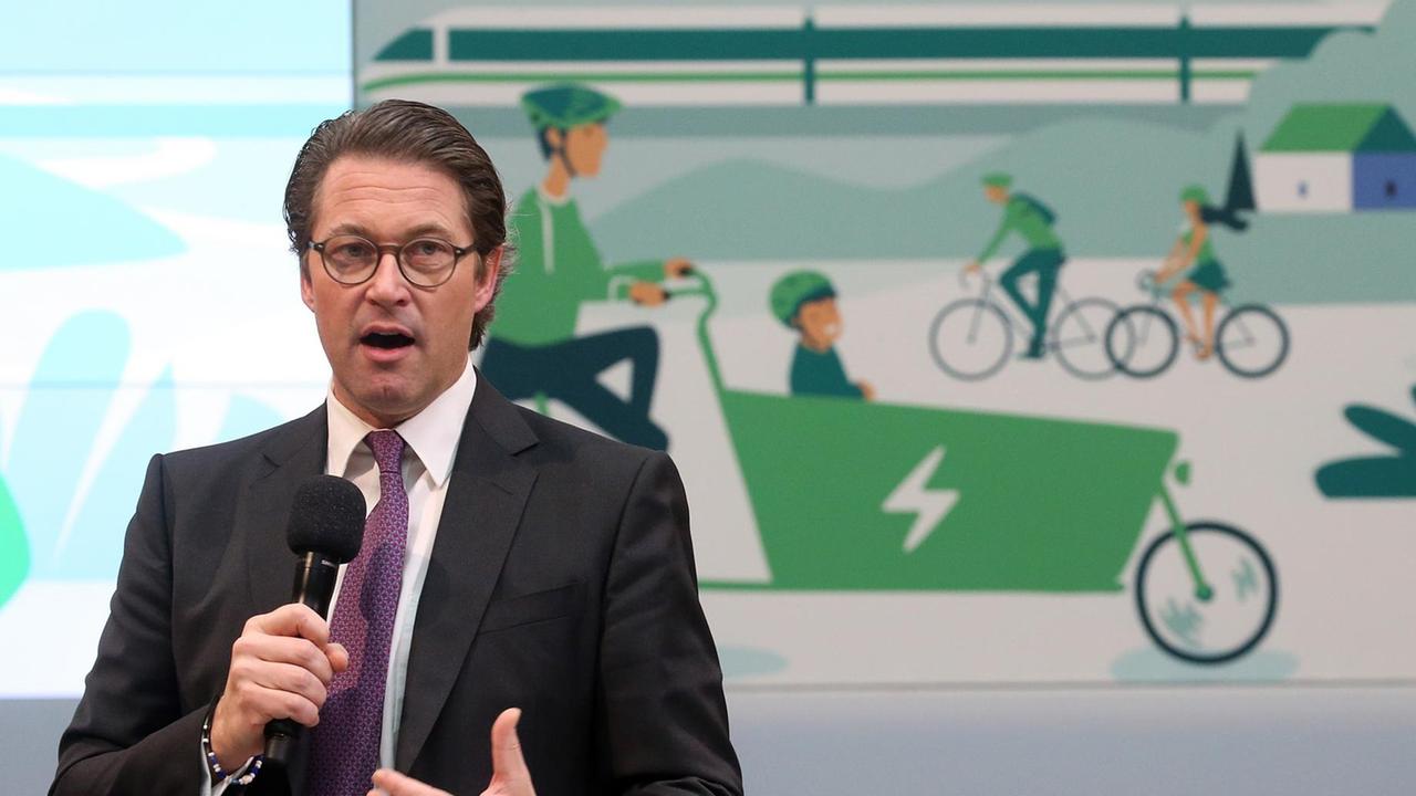 Andreas Scheuer (CSU), Bundesverkehrsminister, hält zu Beginn der Gründung eines "Bündnisses für moderne Mobilität" von Bund, Ländern und Kommunalverbänden, seine Eröffnungsrede.