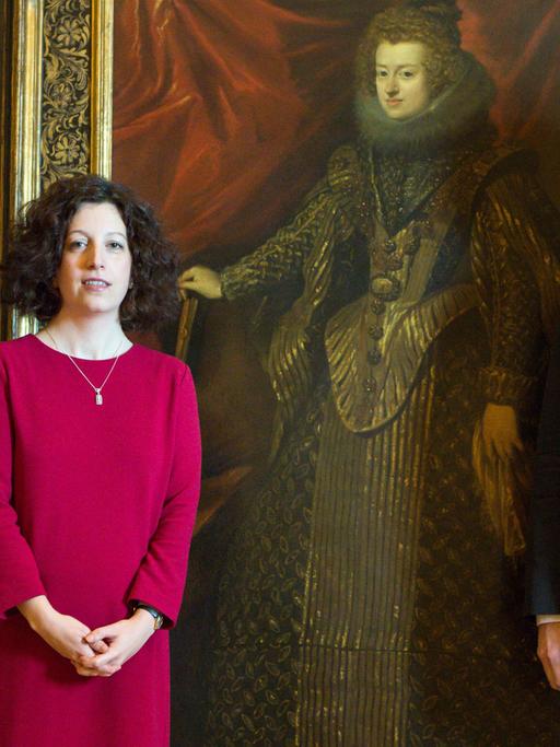 Pressekonferenz zur Velázquez-Ausstellung in Berlin: Michael Eissenhauer (r), Generaldirektor der Staatlichen Museen zu Berlin, steht zusammen mit Co-Kuratorin María López-Fanjul y Díez del Corral (2vl) und Co-Kurator Roberto Contini (l) in der Gemäldegalerie.