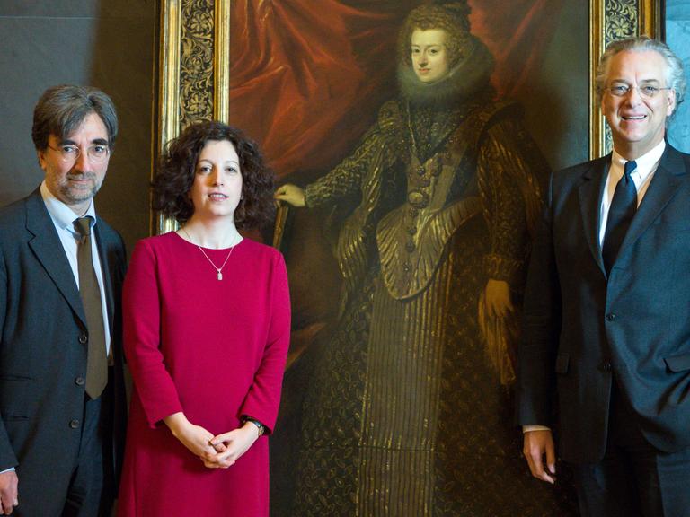 Pressekonferenz zur Velázquez-Ausstellung in Berlin: Michael Eissenhauer (r), Generaldirektor der Staatlichen Museen zu Berlin, steht zusammen mit Co-Kuratorin María López-Fanjul y Díez del Corral (2vl) und Co-Kurator Roberto Contini (l) in der Gemäldegalerie.