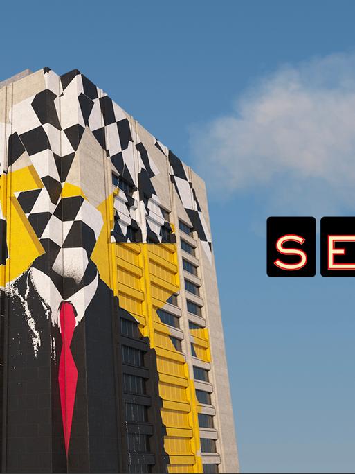 Das Bild zeigt das Hochhaus des Justizzentrums in Cleveland (Ohio). Auf der Gebäudewand ist ein Wandbild nachträglich ergänzt worden. Rechts ist das Logo des Podcasts "Serial" zu sehen.