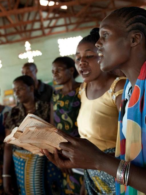Der Evangelical Lutheral Church Chor probt in der Kirche in Geita, Tansania.