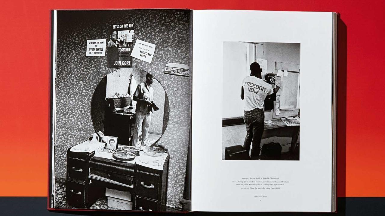 Blick in das Buch "The Fire Next Time" mit einem Text von James Baldwin und Fotografien von Steve Schapiro.