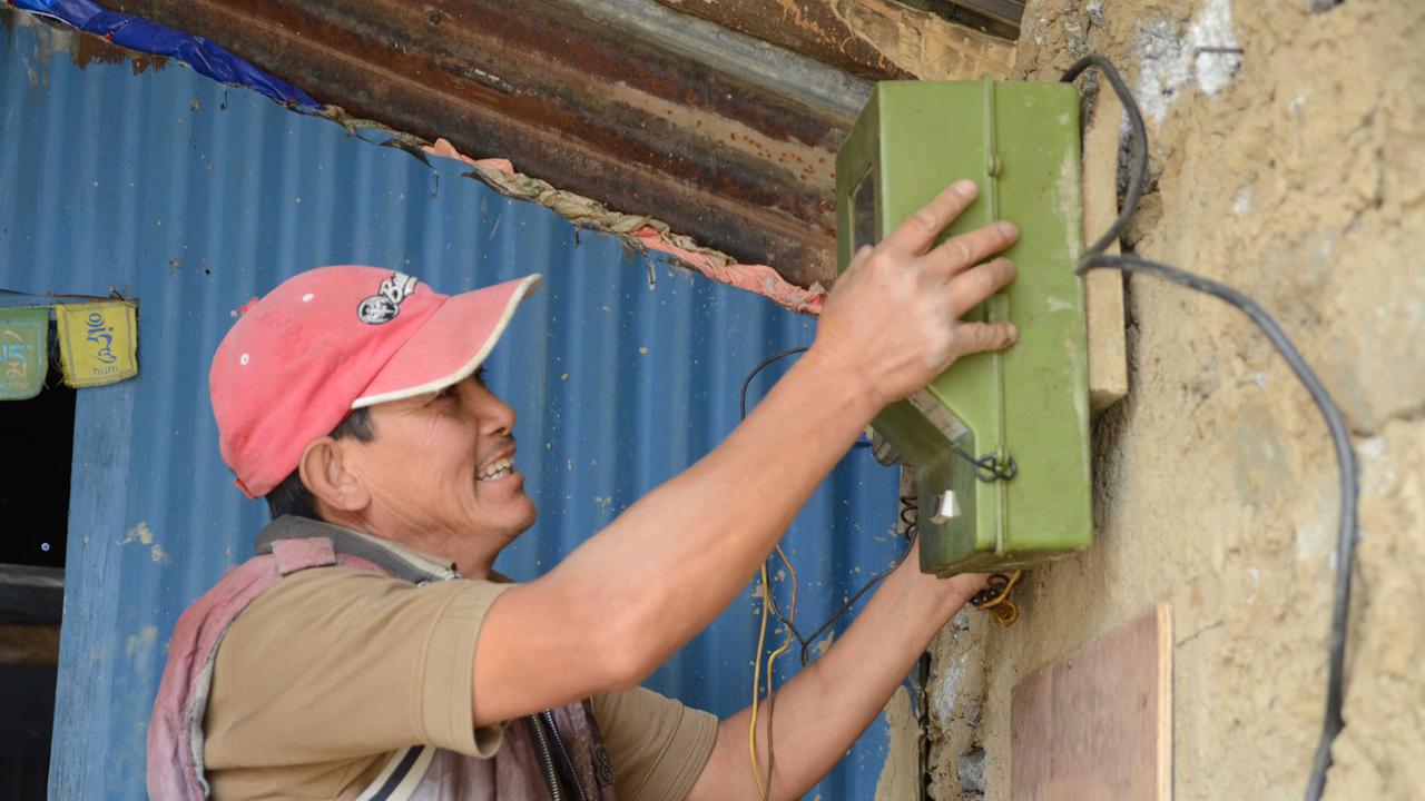 Lhakpa Hyolmi repariert die Stromleitung.