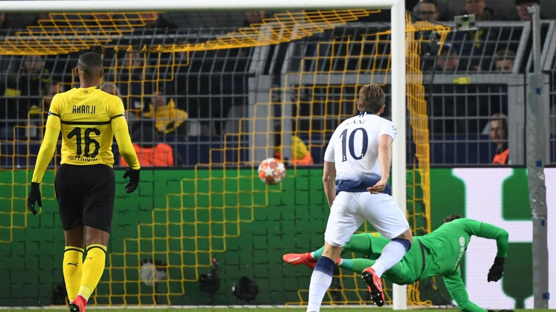 Harry Kane (M) von Tottenham erzielt das Tor zum 0:1 gegen Dortmunds Torwart Roman Bürki (r)
