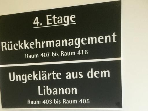 Behördendeutsch: "Ungeklärte aus dem Libanon", Schild in der Essener Ausländerbhörde