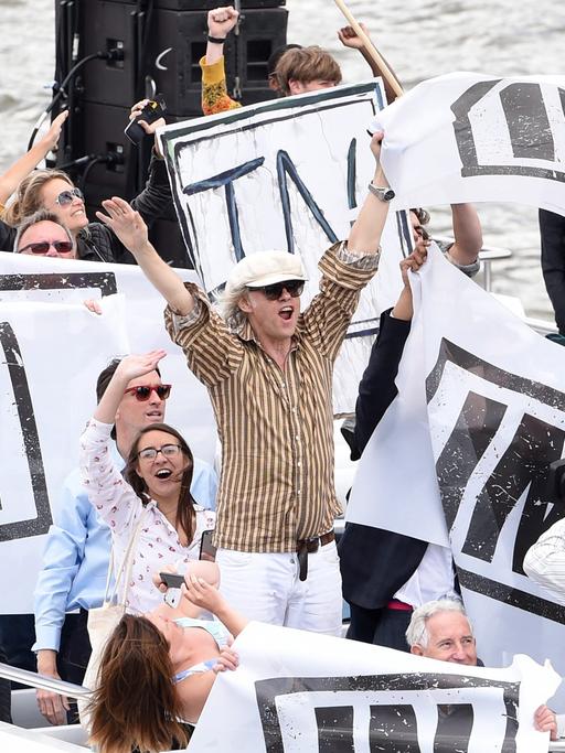 Popstar Bob Geldof wirbt in London für den Verbleib Großbritanniens in der EU.
