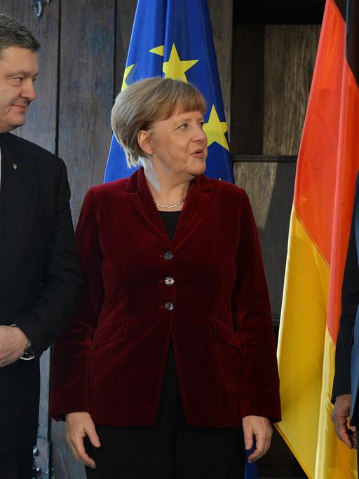 Der ukrainische Präsident Petro Poroschenko, Bundeskanzlerin Angela Merkel und US-Vizepräsident Joe Biden stehen nebeneinander.