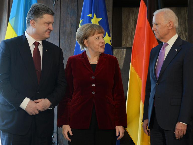 Der ukrainische Präsident Petro Poroschenko, Bundeskanzlerin Angela Merkel und US-Vizepräsident Joe Biden stehen nebeneinander.