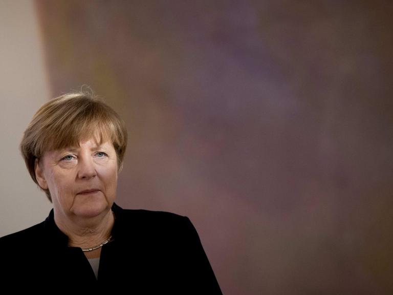 Bundeskanzlerin Angela Merkel (CDU) beobachtet am 27.01.2017 in Berlin im Schloss Bellevue die Ernennung und Entlassung ihrer Kabinettsmitglieder.