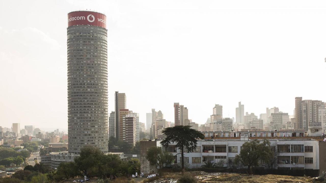Blick auf Hilbrow mit dem Ponte Tower in Johannesburg, Südafrika.