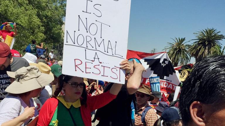 Demonstration gegen die Klimapolitik von US-Präsident Donald Trump. Demonstranten tragen eine Schild mit der Aufschrift "Das ist nicht normal. LA wehrt sich".
