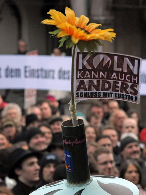 Kölner Bürger und Künstler demonstrieren am 3.3.2010 ein Jahr nach dem Einsturz des Stadtarchivs gegen den Pfusch beim U-Bahn-Bau.