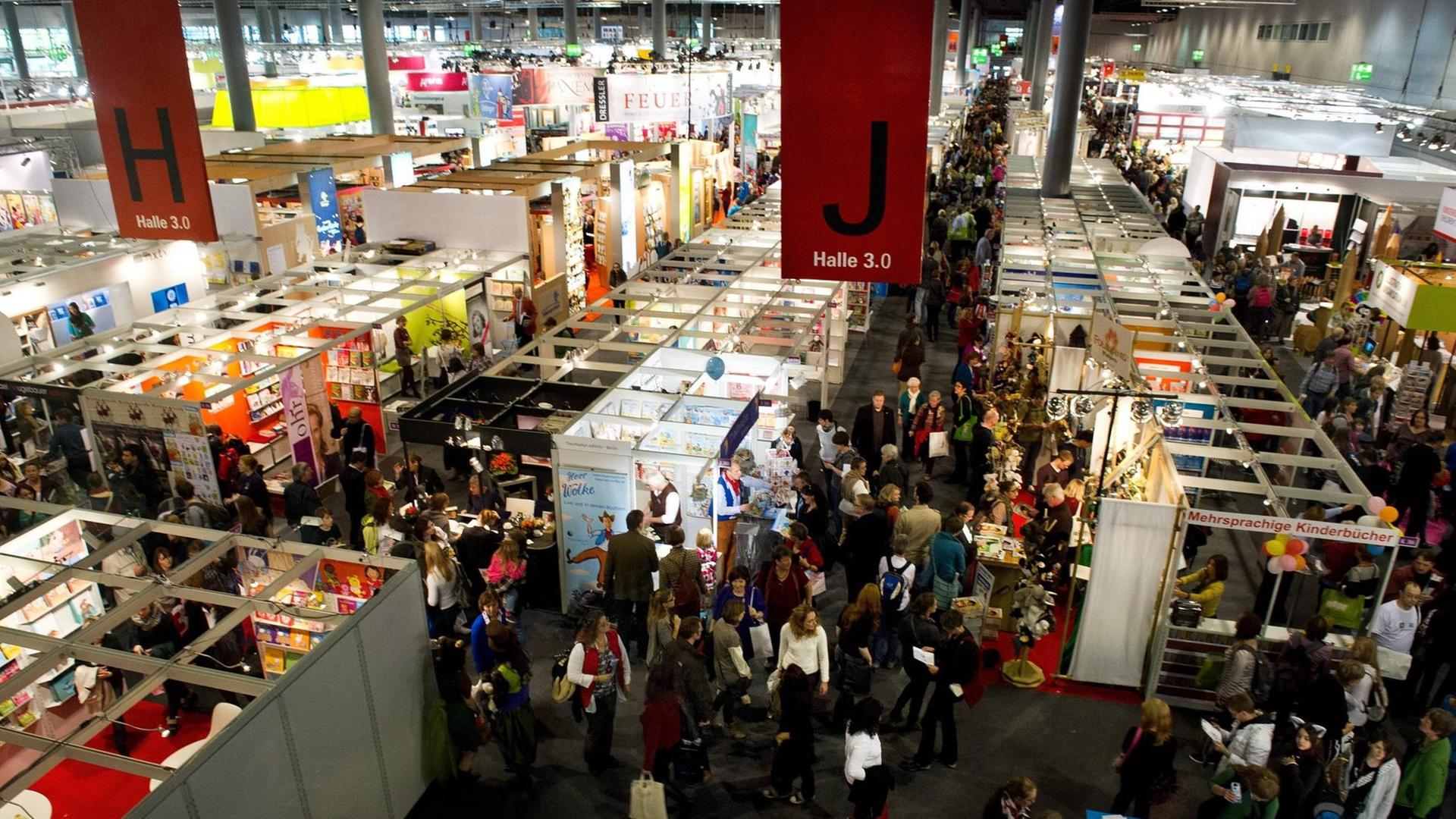 Volle Gänge mit tausenden Menschen zwischen Verlagsständen auf der Frankfurter Buchmesse