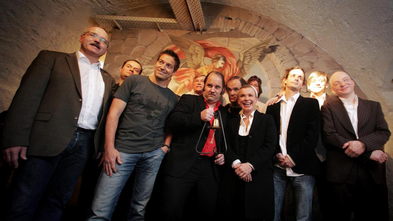 Kabarettist Dieter Nuhr (2.v.l.) und die Preisträger des Deutschen Kleinkunstpreises 2010 posieren im "Unterhaus" in Mainz für die Fotografen.