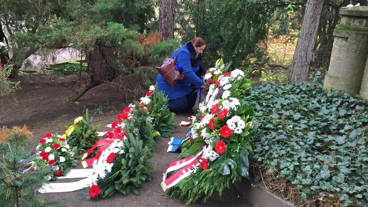 Die AfD-Politikerin Corinna Herold legt auf dem Jüdischen Friedhof in Erfurt ein Blumengebinde zum Gedenken an die Toten der Pogromnacht am 9. November 1938 ab.