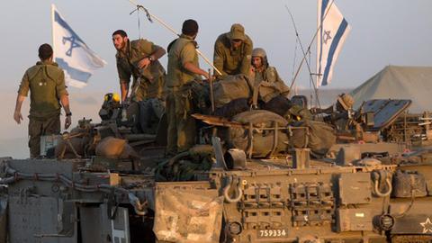 Israelische Soldaten am 10. Juli 2014 auf einem Panzer nahe des Gazastreifens
