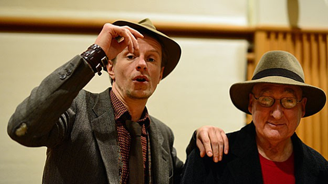 Schauspieler Alexander Scheer mit Autor und Regisseur David Zane Mairowitz im Hörspielstudio.
