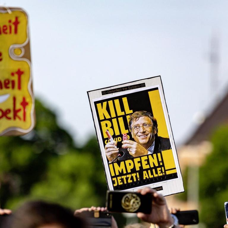 Mehrere Tausend Menschen demonstrieren in Stuttgart gegen Corona-Beschränkungen
