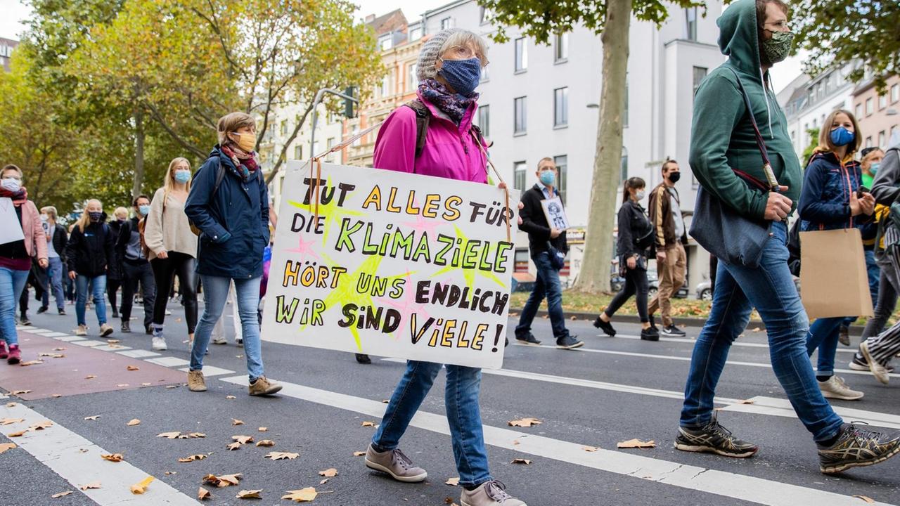 Aktivisten gehen beim sechsten globalen Klimastreik von Fridays for Future (FFF) über die Kölner Ringe und halten ein Plakat mit der Aufschrift "Tut alles für die Klimaziele hört uns endlich wir sind viele". Die Klimabewegung Fridays for Future hat zum weltweiten Aktionstag aufgerufen, nachdem die Proteste monatelang hauptsächlich im Internet stattgefunden hatten.
