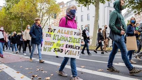 Aktivisten gehen beim sechsten globalen Klimastreik von Fridays for Future (FFF) über die Kölner Ringe und halten ein Plakat mit der Aufschrift "Tut alles für die Klimaziele hört uns endlich wir sind viele". Die Klimabewegung Fridays for Future hat zum weltweiten Aktionstag aufgerufen, nachdem die Proteste monatelang hauptsächlich im Internet stattgefunden hatten.