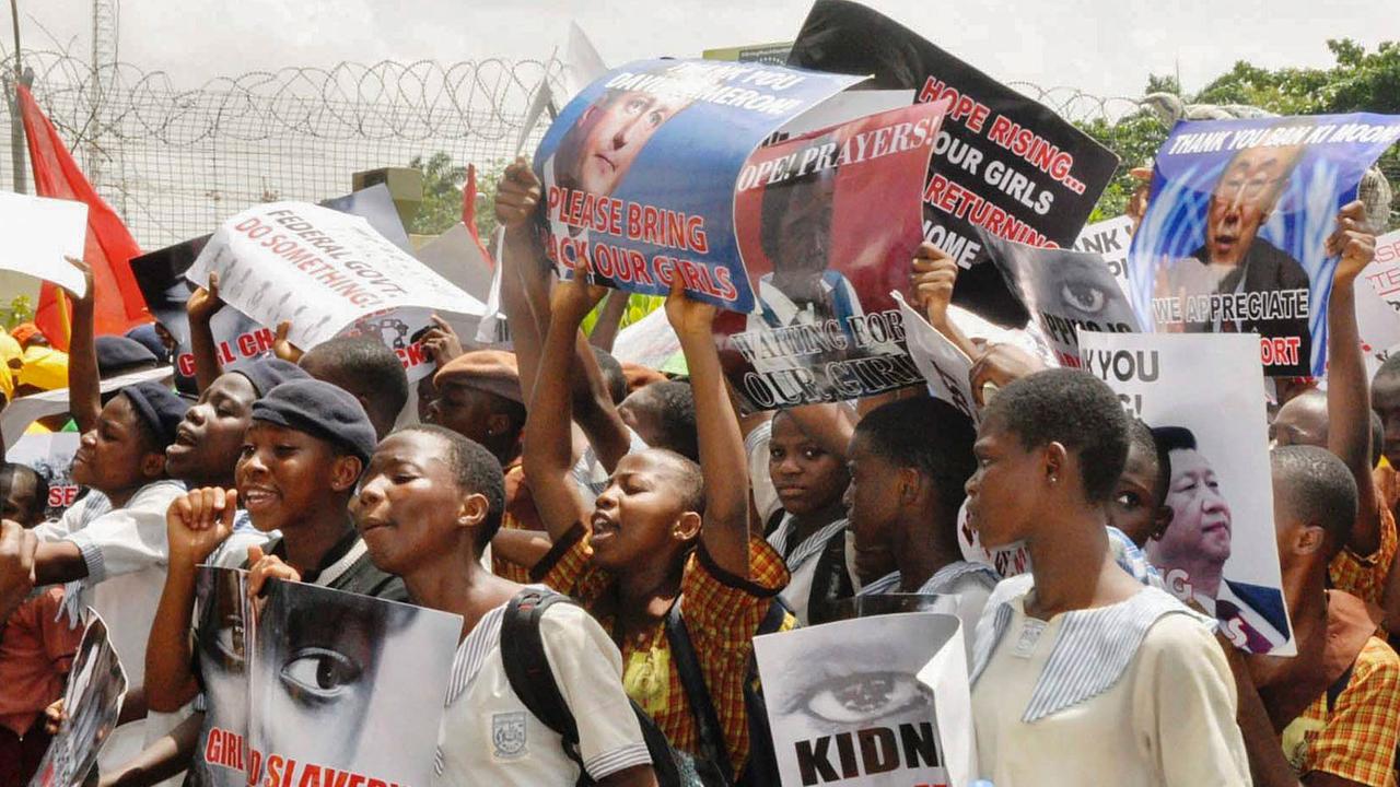 Menschen demonstrieren für eine Suche und Freilassung der entführten Mädchen in Nigeria.