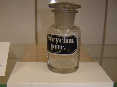 Das berühmte Nervengift Strychnin wurde früher regelmäßig zur Stärkung schwacher Patienten gegeben.