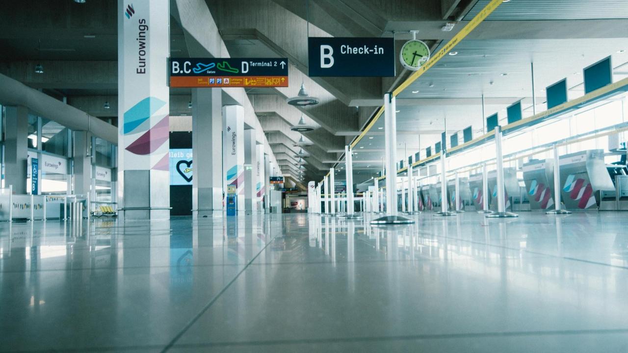 Leeres Check-in-Areal auf dem Flughafen Köln Bonn.