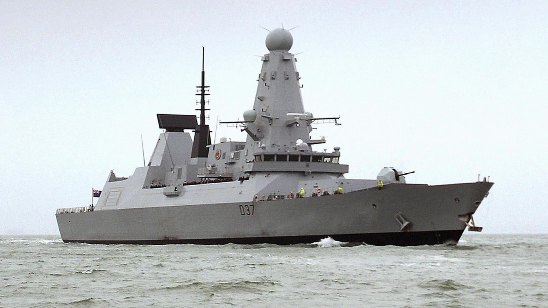 Das Bild zeigt die HMS Duncan im Wasser