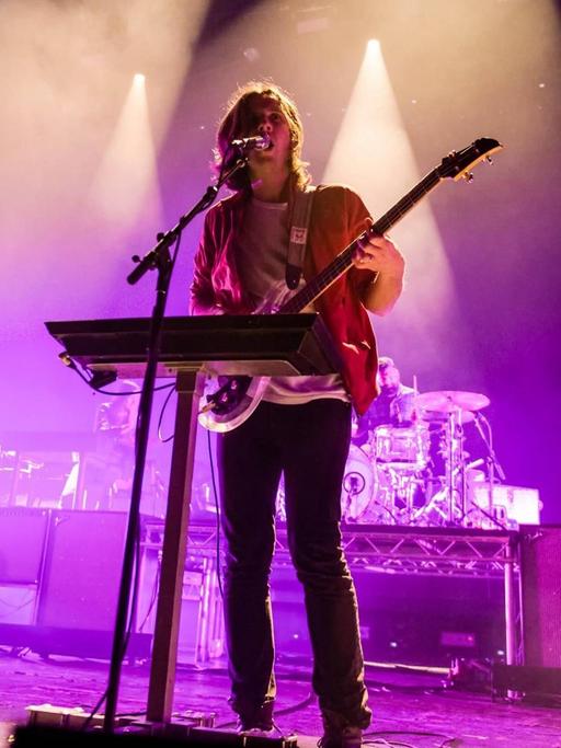 Die Band Phoenix bei einem Auftritt in London 2014. Von links nach rechts: Thomas Mars, Deck D Arcy, Christian Mazzalai.