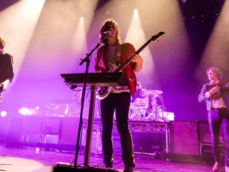 Die Band Phoenix bei einem Auftritt in London 2014. Von links nach rechts: Thomas Mars, Deck D Arcy, Christian Mazzalai.