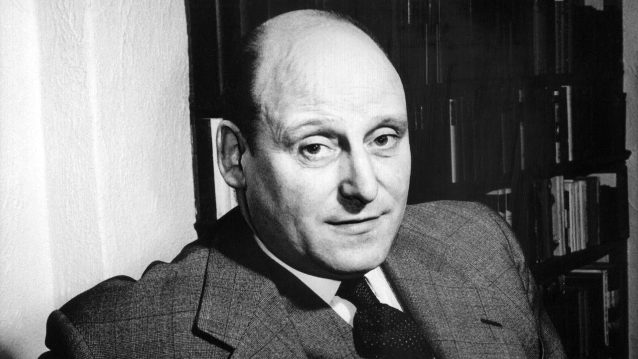 Der britische Kriminalschriftsteller und Drehbuchautor Francis H. Durbridge am 21. Januar 1959 in seinem Haus in Walton-on-Thames.