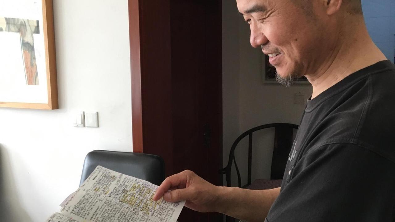 Bai Ye Fu liest in seiner Bibel
