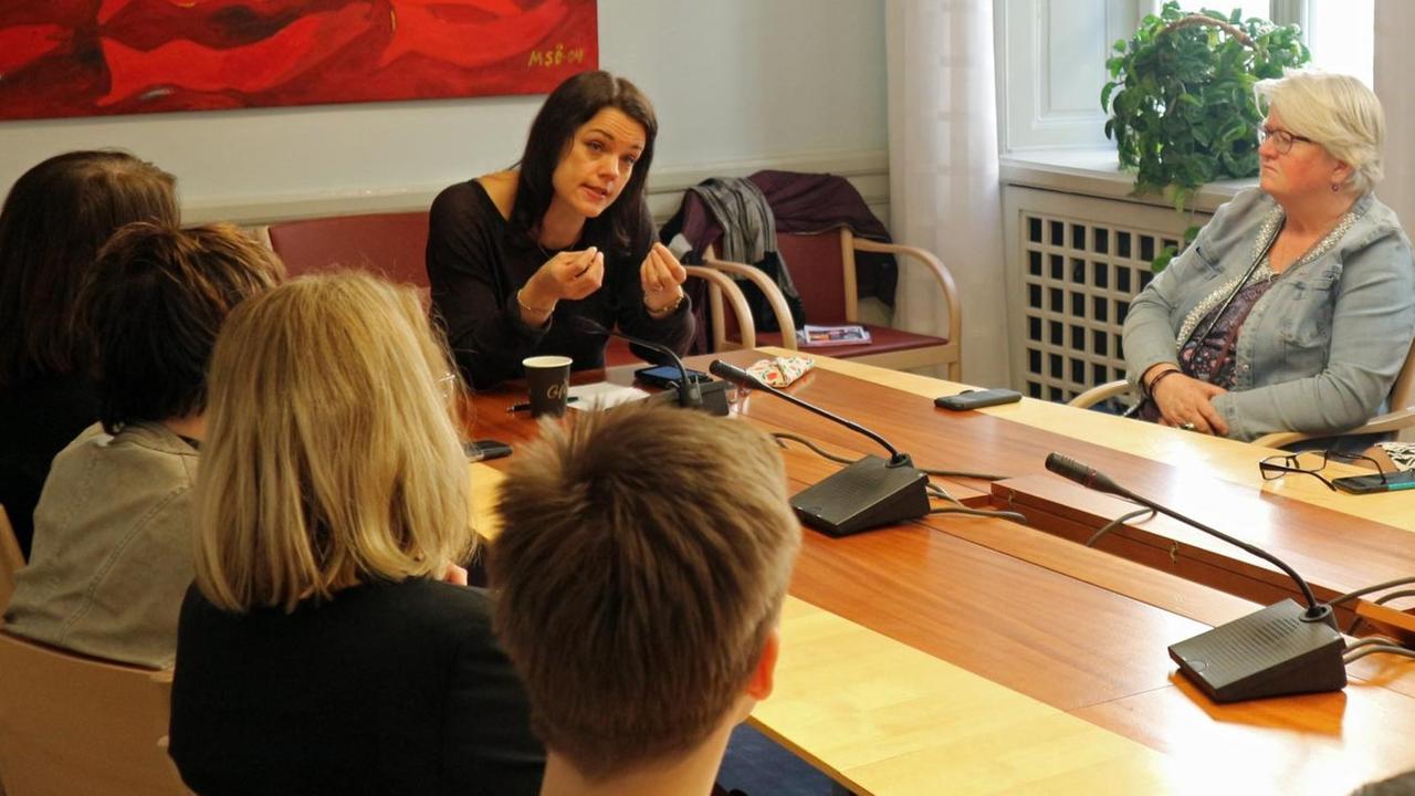 Die sozialdemokratische Abgeordnete Veronica Palm diskutiert mit Parteikolleginnen ihr Buch über Schwesternschaft vor