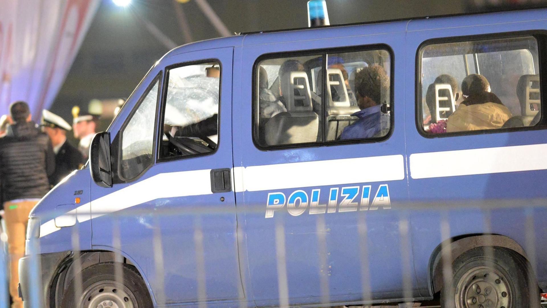 Ein Polizeiwagen am Hafen in Catania bei der Ankunft der Überlebenden