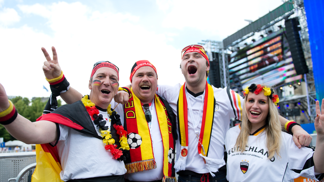 Das erste Spiel der deutschen Mannschaft gegen Portugal wird auf der 700 Meter langen Fanmeile auf der Berliner Straße des 17. Juni auf neun Bildschirmen übertragen. Das erste Spiel der deutschen Mannschaft gegen Portugal wird auf der 700 Meter langen Fanmeile auf der Berliner Straße des 17. Juni auf neun Bildschirmen übertragen.
