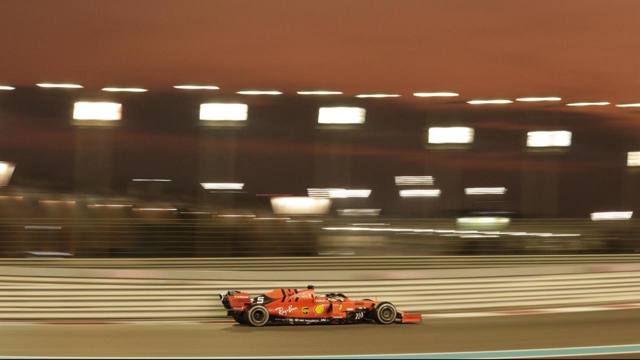 Sebastian Vettel aus Deutschland vom Team Ferrari fährt auf dem Yas Marina Circuit während des Formel-1-Grand-Prix der Emirate.