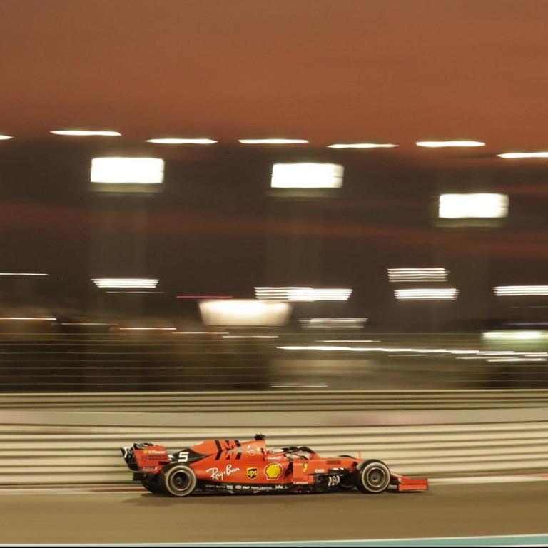 Sebastian Vettel aus Deutschland vom Team Ferrari fährt auf dem Yas Marina Circuit während des Formel-1-Grand-Prix der Emirate. 