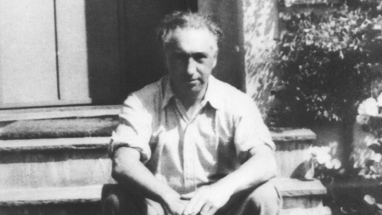 Aufnahme des österreichischen Psychoanalytikers Wilhelm Reich ("Die sexuelle Revolution") aus dem Jahr 1935 auf den Stufen eines Hauses in Oslo.