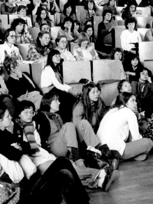 Blick in die "Werkstatt" der Sommeruniversität der Frauen, die vom 1. bis 6. Oktober 1979 in der Freien Universität Berlin stattfand